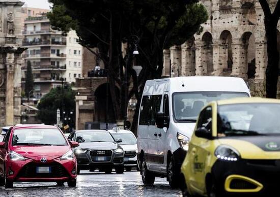 Traffico, Roma è la seconda città al mondo per tempo passato negli ingorghi Traffico, Roma è la seconda città al mondo per tempo passato negli ingorghi