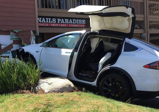 Speculazione finanziaria dietro al caso Tesla che accelerano da sole Speculazione finanziaria dietro al caso Tesla che accelerano da sole