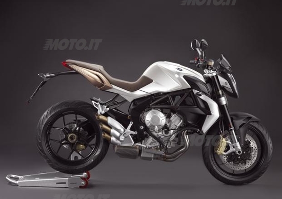 Cambiata rapida sulle nuove MV Agusta a tre cilindri Cambiata rapida sulle nuove MV Agusta a tre cilindri