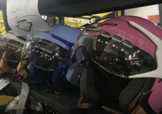 Ecco il casco per chi indossa l'hijab, il velo delle donne musulmane Ecco il casco per chi indossa l'hijab, il velo delle donne musulmane