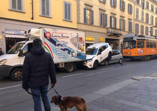 Milano, tram tampona auto: malore del conducente Milano, tram tampona auto: malore del conducente