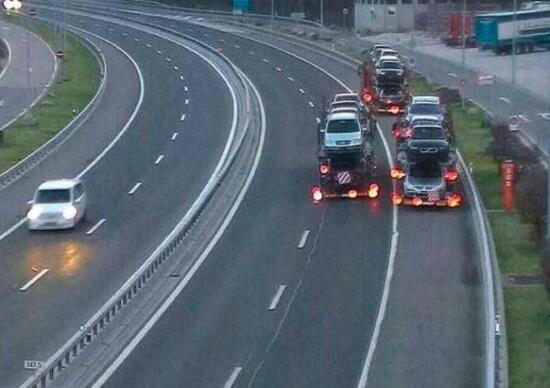 Clamorosa infrazione in autostrada: 3 bisarche cariche di auto fanno retro per evitare controlli Clamorosa infrazione in autostrada: 3 bisarche cariche di auto fanno retro per evitare controlli