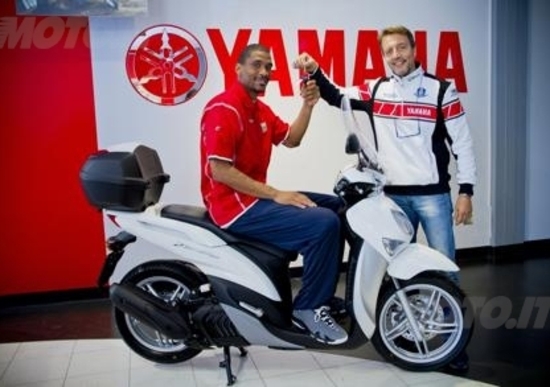 Consegnato il nuovo Yamaha Xenter 125 al cestista James White Consegnato il nuovo Yamaha Xenter 125 al cestista James White