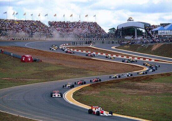Le prime curve del GP Brasile F1 '90: 26 monoposto di cui tre si erano già toccate in frenata