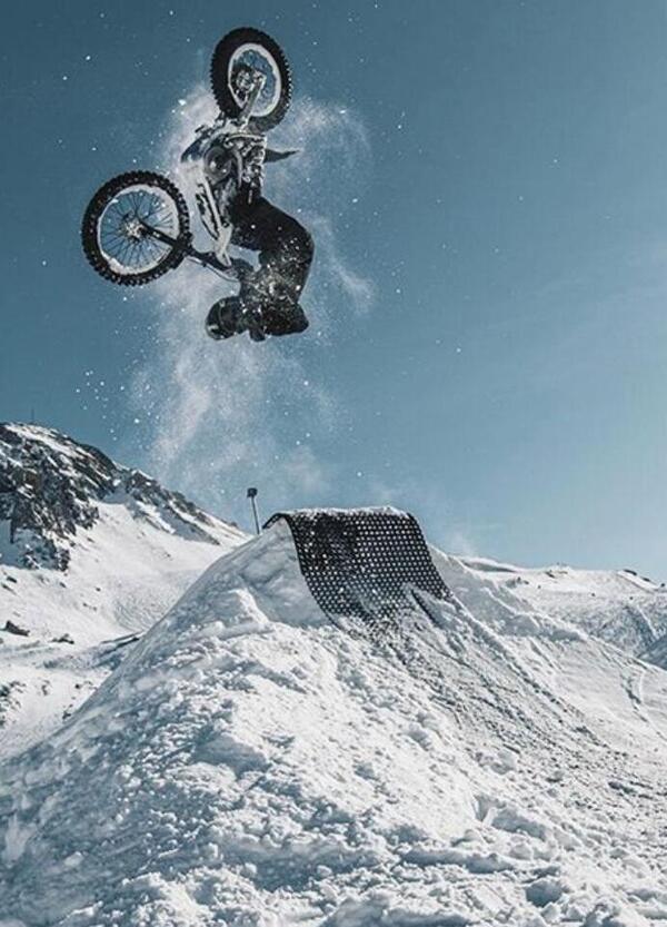 Video. Freestyle con la moto elettrica... sulla neve!