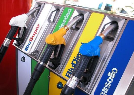 Come fare rifornimento carburante all'auto tutelati dal rischio Covid: metodi e accorgimenti contro il Coronavirus al distributore benzina Come fare rifornimento carburante all'auto tutelati dal rischio Covid: metodi e accorgimenti contro il Coronavirus al distributore benzina