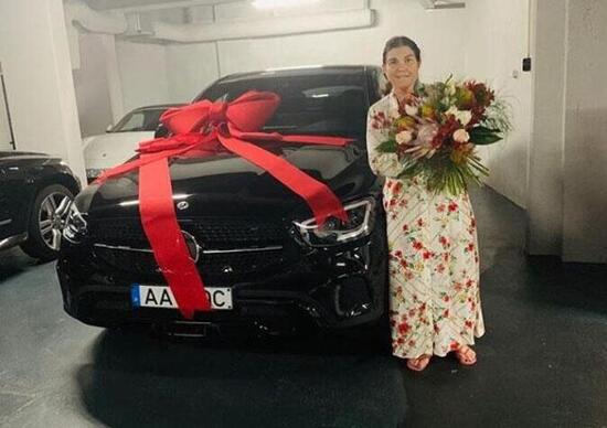 Cristiano Ronaldo regala una Mercedes GLC alla mamma Cristiano Ronaldo regala una Mercedes GLC alla mamma