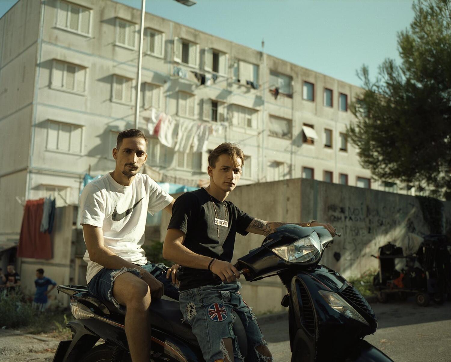 Glauco Canalis - Ragazzi nel blocco – Monterusciello, 2019