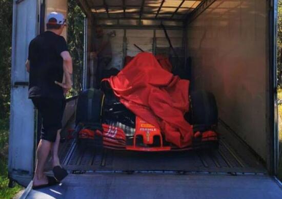 F1. Kimi, c'è posta per te: consegnata a casa Raikkonen la SF71H della vittoria ad Austin F1. Kimi, c'è posta per te: consegnata a casa Raikkonen la SF71H della vittoria ad Austin