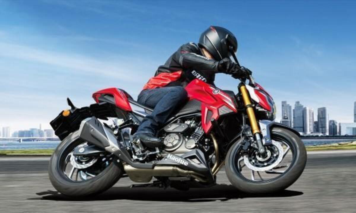 Haojue DR 300. Quasi una Suzuki GSXS 300 News Moto.it
