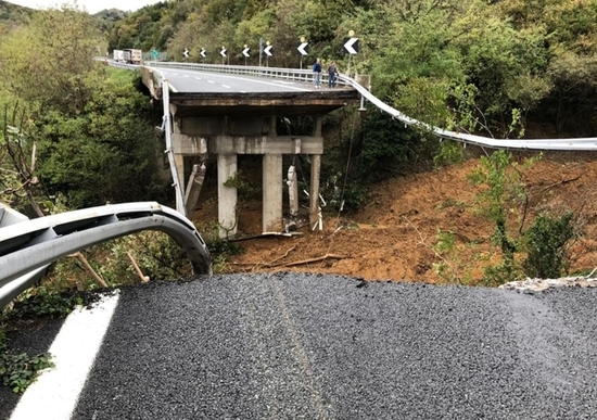 Maltempo: crolla un ponte nel Frusinate Maltempo: crolla un ponte nel Frusinate