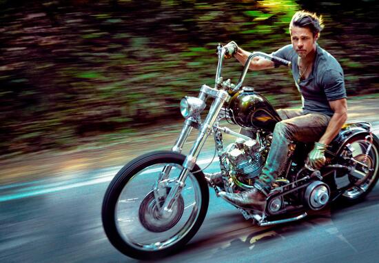 La foto di Brad Pitt sulla sua Harley Indian Larry vale 12.000 dollari La foto di Brad Pitt sulla sua Harley Indian Larry vale 12.000 dollari