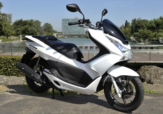 Honda PCX 150. Già nelle concessionarie a 2.410 Euro Honda PCX 150. Già nelle concessionarie a 2.410 Euro