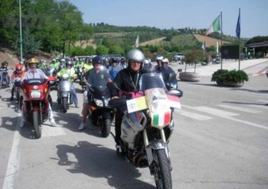 Il vescovo guida il motoraduno in sella alla Yamaha Super Ténéré Il vescovo guida il motoraduno in sella alla Yamaha Super Ténéré