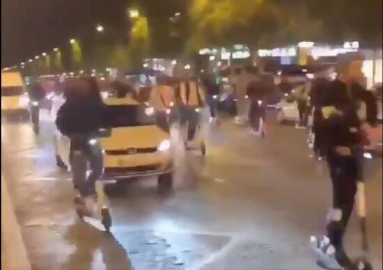 Monopattini elettrici. Gare clandestine in centro a Parigi Monopattini elettrici. Gare clandestine in centro a Parigi