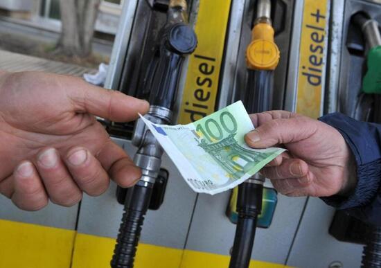 Rifornimento in Autostrada, ma quanto ci costi? Anche il 45% in più! Rifornimento in Autostrada, ma quanto ci costi? Anche il 45% in più!