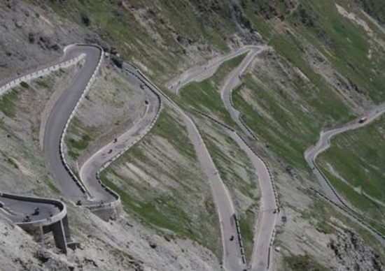 I motociclisti protestano: stop al pedaggio su Stelvio e Passi Alpini! I motociclisti protestano: stop al pedaggio su Stelvio e Passi Alpini!