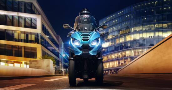 Nuovo Peugeot Metropolis: il tre ruote francese si rinnova con l'omologazione euro 5 e la connettività I-Connect Nuovo Peugeot Metropolis: il tre ruote francese si rinnova con l'omologazione euro 5 e la connettività I-Connect