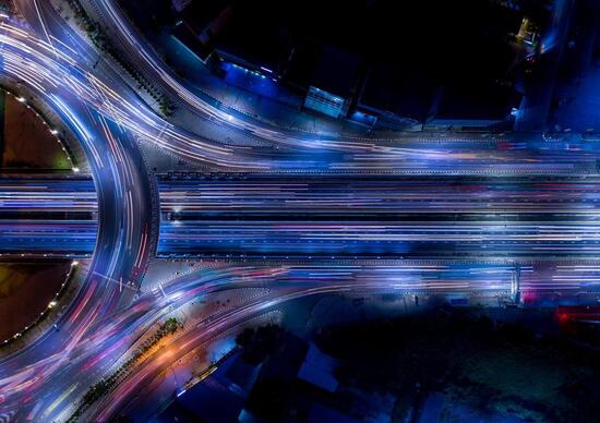 C-V2X, Strade digitali e connesse in 5G: il target è 2030 C-V2X, Strade digitali e connesse in 5G: il target è 2030