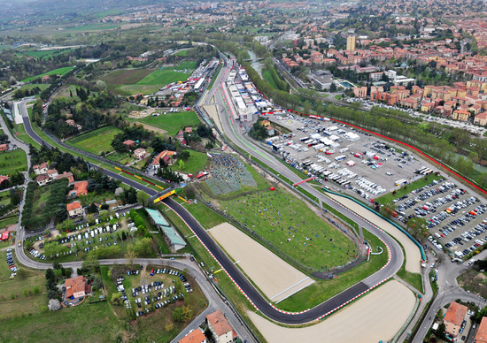 F1, GP Imola 2020: ok per 13.000 spettatori. Martedì al via la prevendita dei biglietti F1, GP Imola 2020: ok per 13.000 spettatori. Martedì al via la prevendita dei biglietti