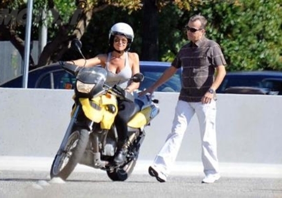Nicole Minetti prende la patente della moto. Ecco la sua prova pratica Nicole Minetti prende la patente della moto. Ecco la sua prova pratica