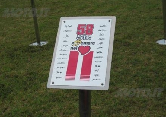 Sepang ricorda il Sic con una targa Sepang ricorda il Sic con una targa