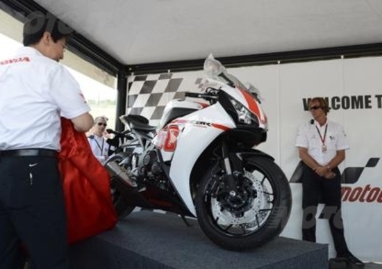 All'EICMA la cerimonia di consegna della CBR “Supersic” All'EICMA la cerimonia di consegna della CBR “Supersic”