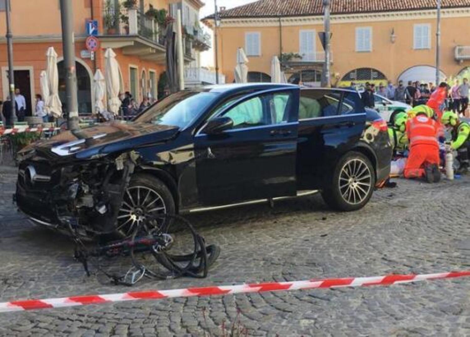 Monforte d'Alba: al volante del suv travolge una donna e la uccide in pieno centro