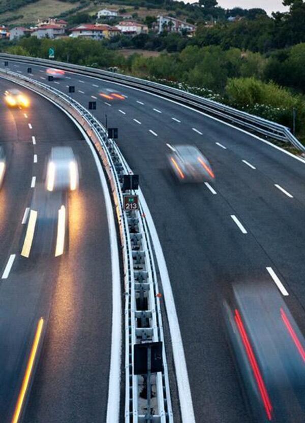 Monopattino elettrico. 10 km in autostrada prima di essere fermato