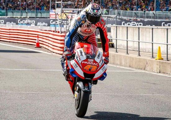 Quasi 5.000 € per la visiera di Quartararo messa all'asta da Miller Quasi 5.000 € per la visiera di Quartararo messa all'asta da Miller