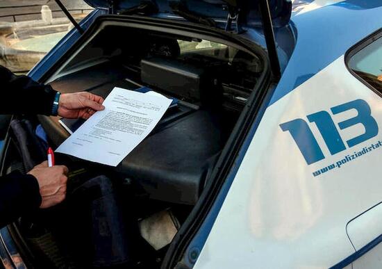 Picchiano i poliziotti dopo un controllo: in manette un 18enne e tre sue amiche Picchiano i poliziotti dopo un controllo: in manette un 18enne e tre sue amiche