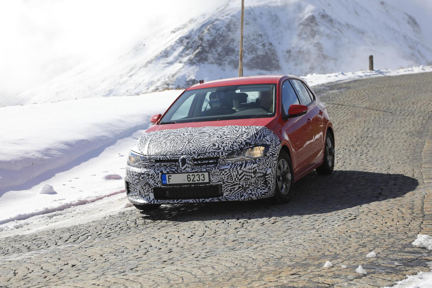 Nuova Skoda Fabia, il muletto si traveste da Volkswagen Polo