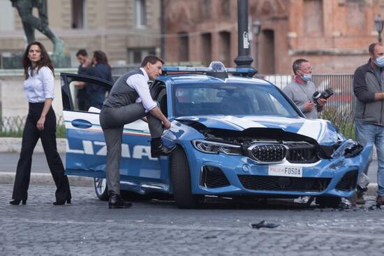 Tom Cruise con la nuova auto BMW della polizia: incidentata Tom Cruise con la nuova auto BMW della polizia: incidentata