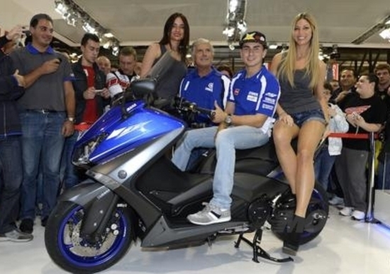EICMA: bagno di folla per Lorenzo e Agostini in Yamaha! EICMA: bagno di folla per Lorenzo e Agostini in Yamaha!