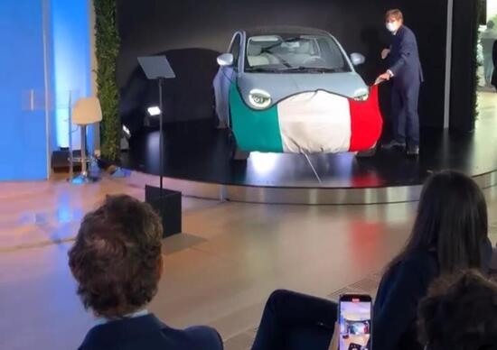 La nuova Fiat 500 elettrica si presenta con la “mascherina” tricolore La nuova Fiat 500 elettrica si presenta con la “mascherina” tricolore