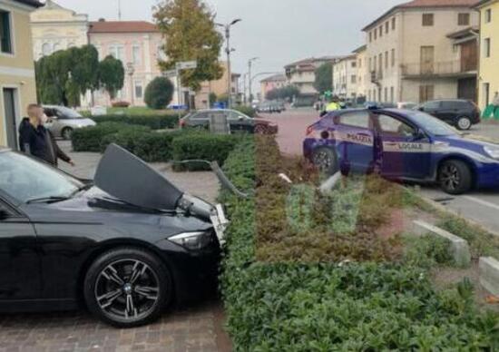 Inseguimento in centro, ma la Polizia Locale si schianta all’incrocio Inseguimento in centro, ma la Polizia Locale si schianta all’incrocio