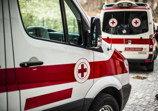 Inseguono l’ambulanza in Porsche per dimostrare che il Covid19 non esiste: denunciati Inseguono l’ambulanza in Porsche per dimostrare che il Covid19 non esiste: denunciati