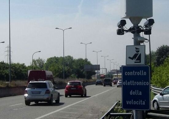 Autovelox non omologato: annullata la multa da 1.000 Euro a un automobilista Autovelox non omologato: annullata la multa da 1.000 Euro a un automobilista