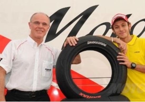 Valentino Rossi e Bridgestone insieme per lo sviluppo di pneumatici Valentino Rossi e Bridgestone insieme per lo sviluppo di pneumatici