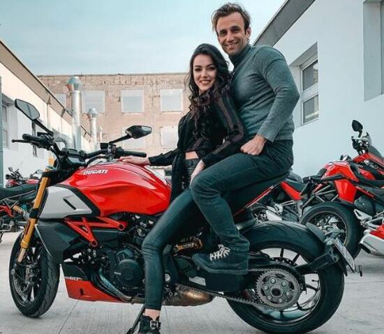 Johann Zarco (e fidanzata) a Borgo Panigale per preparare la V4, ma perde la testa per la Diavel Johann Zarco (e fidanzata) a Borgo Panigale per preparare la V4, ma perde la testa per la Diavel