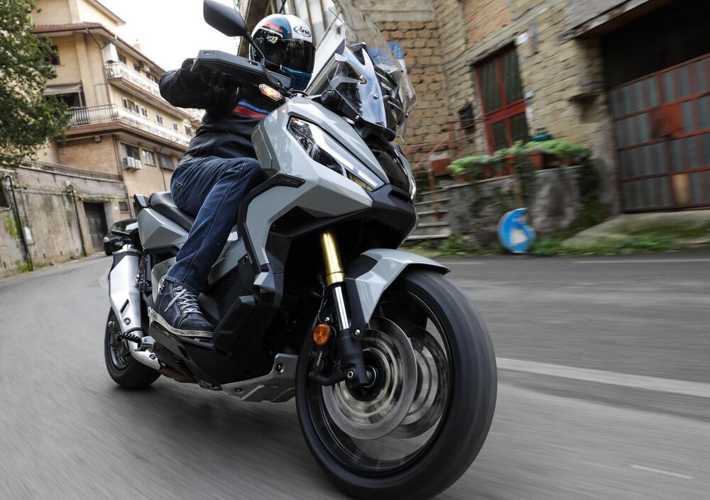 Prova Honda X-ADV 2021 TEST: come va il nuovo maxi giapponese progettato in  Italia! - Prove - Moto.it