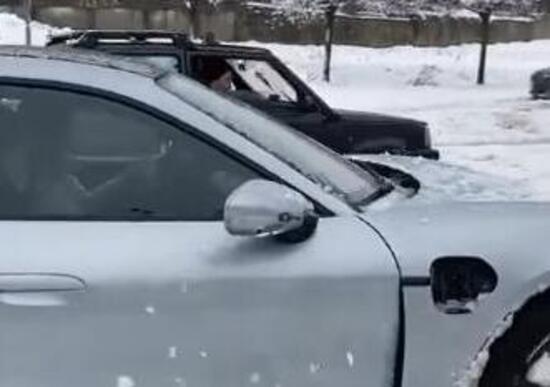 Sparta contro Atene: la sfida sulla neve tra Panda 4x4 e Porsche Taycan [VIDEO VIRALE]