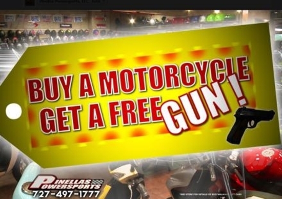 Compra una moto, ti regalo una pistola Compra una moto, ti regalo una pistola