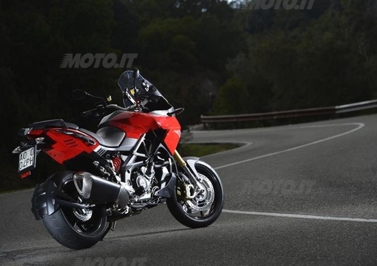 Aprilia Caponord 1200: ha sospensioni semiattive coperte da 4 brevetti Aprilia Caponord 1200: ha sospensioni semiattive coperte da 4 brevetti