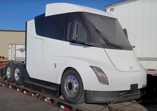 Camion semi elettrico Tesla, ecco il video dell’ultimo prototipo 