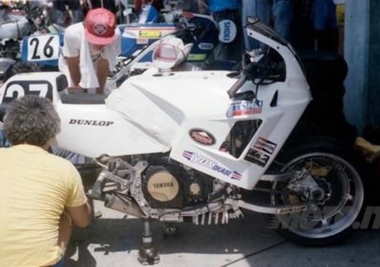 Una Yamaha con forcellone anteriore alla 8 ore di Suzuka (nel 1985) Una Yamaha con forcellone anteriore alla 8 ore di Suzuka (nel 1985)