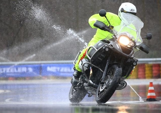 Test Metzeler Tourance Next. Il nuovo pneumatico maxi enduro vince anche sul bagnato Test Metzeler Tourance Next. Il nuovo pneumatico maxi enduro vince anche sul bagnato