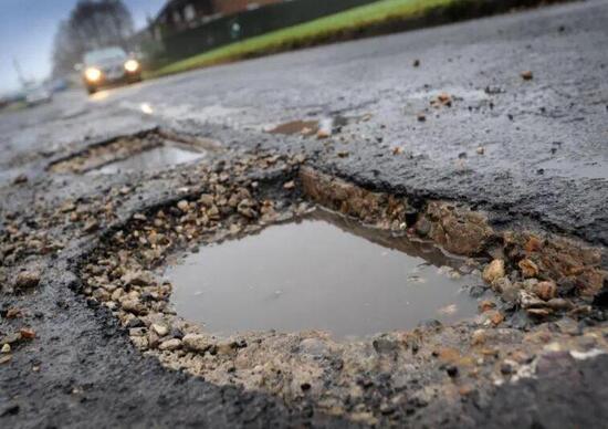 Buche sulle strade: 500 milioni di sterline per eliminarne dieci milioni Buche sulle strade: 500 milioni di sterline per eliminarne dieci milioni