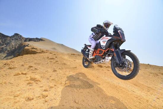 KTM, un teaser per una nuova Adventure tassellata: sarà la Super Adventure R MY2021? KTM, un teaser per una nuova Adventure tassellata: sarà la Super Adventure R MY2021?