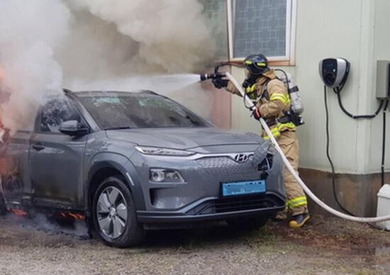 Hyundai a fuoco, in Corea del Sud richiamerà tutte le auto elettriche al costo di 2 miliardi Hyundai a fuoco, in Corea del Sud richiamerà tutte le auto elettriche al costo di 2 miliardi